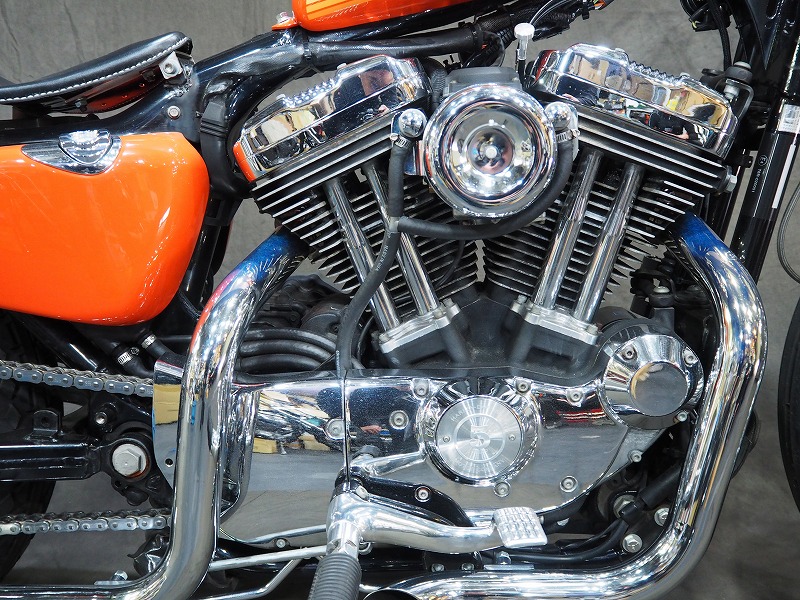 クロームエボスポーツエンジン。カスタムエアクリーナー。オプションでキャブレターの交換も可能。